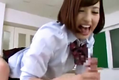 【連続射精手コキ】「きゃぁ…すごーい…またでたぁ♡」めっちゃかわいいJKが制服で顔騎しながらM男のち〇ぽを高速でしごく