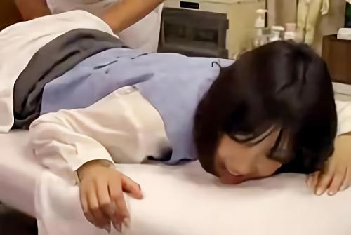 「あの…さっきからお尻ばっか触ってますよね…」すっげぇ綺麗なOLのもっちりなお尻をもみしだく鬼畜オヤジｗｗ