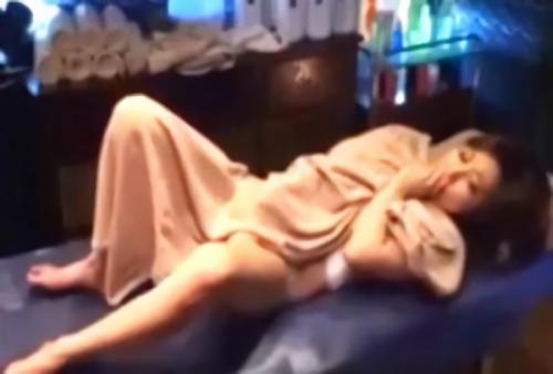 【盗撮】誰も見てないと思ってこっそりオ〇ニーする美熟女♡マッサージ師に見つかって痴女化してチ〇ポにしゃぶりつくｗｗ