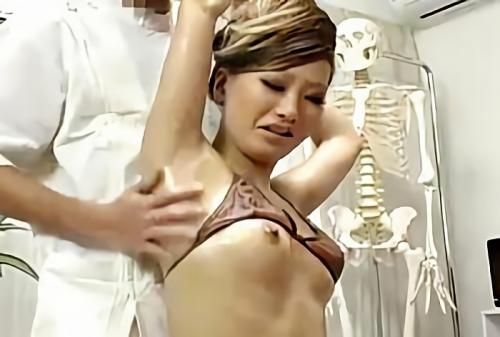 【マッサージ】「ちょっ…ねぇー…乳首出てんだけどぉ…」生意気な黒ギャルの下着を施術の最中にわざとずらす変態オヤジ♡
