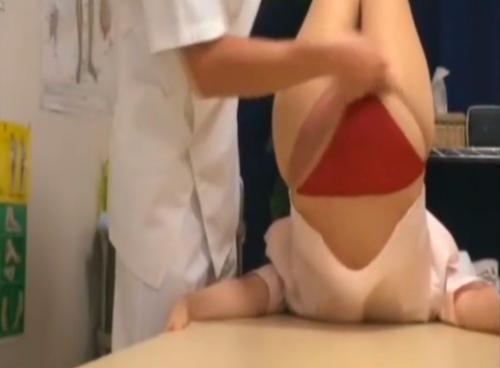 【整体】「めくっちゃダメ♡」ストレッチで銀行員のお姉さんがマンぐり返し♡お堅い職業なのにパンストめくられてド派手な下着が