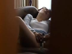 オナニーを覗かれ暴走した息子にレイプされた事から始まる熟母と息子との淫らな禁断の関係。激イキ近親相姦