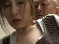 《ヘンリー塚本》「息子の嫁であるあんたの体が欲しいんだ」義父に犯され寝取られる美人妻《佐々木あき》
