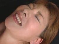 桜田さくらの母親がAV出演。手マン、クンニで喘ぎ濃厚なフェラチオ。エロモードの豊満熟女。