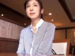 【初撮り】奇跡の美しさを持つ奥さんを必死で口説いてAV撮影に。乳首とマンコを露わにハメ撮りへ
