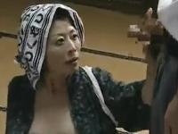 欲情して勃起したマラを露出した息子に暴走するノーブラ熟母。そして始まる淫らな性交、激逝き母子相姦