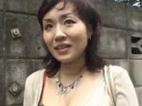 《人妻ナンパ》 謝礼に釣られた熟女妻がエロ過ぎた。 濃厚フェラ抜き口内射精の後にはハメられまくりの中出しファック。