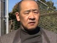 熟女とその娘を中年男がお出迎え。これから始まる親子丼での淫乱、同居生活