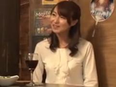 【居酒屋ナンパ】お持ち帰りされて寝取られるスレンダーの綺麗な奥さん。しかもゴムなしチンポでの激イキ中出し不倫ファック