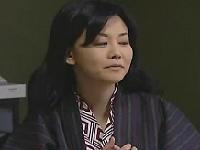 〖ヘンリー塚本〗家族旅行中でも情事を楽しむ熟女妻。淫乱モードが炸裂してのスリルな淫行