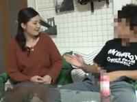 露出チンポを見て「ちょっと見てみます？」とお持ち帰りされたおばさんが裸に。そしてまぐわい、寝取られ中出しファック