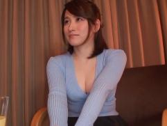 ＞胸元がエッチな綺麗な奥さんですが普段オナニーもしてるんだそう。仲良く混浴して始まる淫乱、激イキ発情ファック