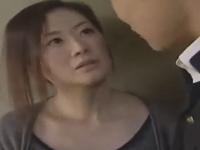 義理の息子が勃起チンポを露出して「やらせろ、こいつを入れる」義母を犯して母子相姦。そして始まる淫らな関係