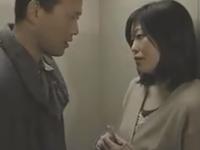 【ヘンリー塚本】犯す為に誘った男。寝取られる為に部屋に訪れた人妻。そして始まる淫らな行為、3P、不倫ファック
