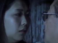 ＞同居している嫁と義父は淫らな関係。でも引っ越すことになり抱き合うのも今夜が最後。深夜に密会しての青姦ファック