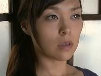 男が窓から見つめる異様な視線。それでも胸が高鳴る美熟女の感情。何かが起こる危険な予感