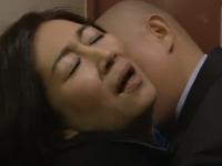 【ヘンリー塚本】熟女妻がチンポを握り欲しる淫らな性交。隠語を口走りながらの情熱的、不倫ファック。「オマンコいい～」