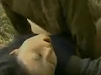 《ヘンリー塚本》マラソン中に襲われてしまう美熟女。抵抗も虚しく暴行されての青姦、強制レイプ。