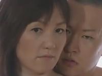 《ヘンリー塚本》義理の息子を愛してしまった熟女義母。連れ子のチンポでの母子相姦、禁断ファック。