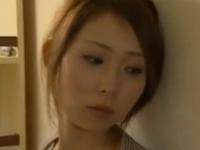 ストーカー男を口では拒否しながらも拒み切れずに犯される人妻。立ったままハメられて喘ぎ悶える性交、絶頂イキ。