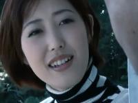 〖水野朝陽〗ベランダ越しから隣の住人と密会の約束をする人妻。そして始まるまぐわい、着衣のままの発情ファック