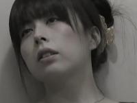 全裸で吊るされハメられまくるのが大好物なドMな美魔女。窓の向こうにいる覗き魔には全裸を見せ付ける痴女行為。そして淫乱モード
