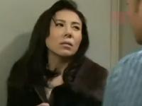 《ヘンリー塚本》熟女の本性、実は好き者。隠語を口走りながらチンポに悶える淫らな性交「デカいのがオマンチョに刺さった～」《三咲恭子》