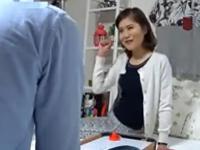 〖熟女ナンパ〗ゲームで敗北して寝取られる五十路の奥様。全裸になると凄いんです、貧乳です。激イキ中出しファック