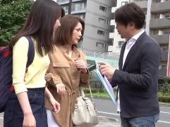 ＜母娘ナンパ＞戸惑いながらも謝礼に釣られた四十路の熟母と娘。娘が目隠しされてる間に凄い展開、親子丼、中出し神企画