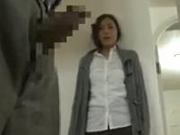 中年男の兄貴が訪れた妹夫婦の自宅。目的は妹とのオマンコ「こいつを入れさせてくれ」「ええよ」喘ぎ悶える激逝き禁断ファック