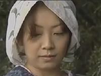 《ヘンリー塚本》熟女妻が悶える淫らな性交。欲情、野外でチンポを咥え青姦ファック。