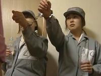 【ヘンリー塚本】手錠されたまま脱走した熟女と女囚。「これを切ってくれたら何でもするよ」自由と引き換えに中年チンポとハメまくり！ 「オマンコいい～」【夏海エリカ】