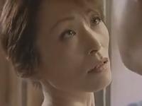 【ヘンリー塚本】娘は臨月。亭主は糖尿。欲求不満の熟女義母に娘婿。勃起チンポを握り濃厚なフェラチオ。淫らなに抱き合う情熱的、不倫ファック【黒木小夜子】