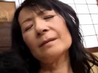 還暦熟母が息子を励ます為に許してしまった淫らな行為。騎乗位での素股に濃厚フェラ抜き口内射精。