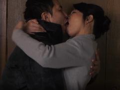 ＞もう抑えきれない感情。息子の友達の肉棒で善がり狂い激イキする五十路前の熟女妻