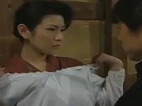 旦那様の息子を誘惑して寝取る割烹着姿の女中「さぁお坊ちゃま、入れさせてあげましょうか」