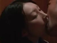 《ヘンリー塚本》美熟女の淫行生活。ベッドを抜け出し、旦那を後目に義父の部屋へ。そして、激しくベロチュウ、唾液交換、ディープキス《水嶋あずみ》