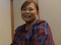 パイパンマンコの五十路熟女が乱れまくりの中出しファックで激逝き