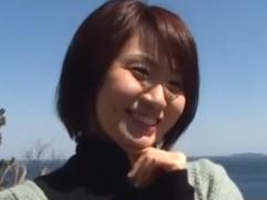 ＞新婚にも関わらず夫婦の営みに不満を抱えている三十路妻がAV出演。今宵は初対面チンポで善がり狂っての激イキ淫乱ファック