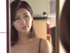 ＜原ちとせ＞義理の息子と美魔女義母とがただれた関係に。善がり狂っての近親相姦、激イキ淫乱ファック