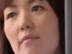 【ヘンリー塚本】朝の通勤バス内で学生チンポを触る痴漢女。その後にはノーパンマンコを触らせる変態痴女の淫乱行為