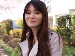 ＜人妻ナンパ＞結婚歴5年で30歳になる専業主婦の奥さんが新しい自分を発見したくAV出演。乳首とマンコを露わに淫らな性交
