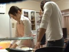 綺麗な家政婦に男はムラムラ状態。たまらず襲ってイラマチオを強要、そして挿入、強引過ぎる強制レイプ
