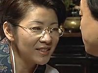 亡き娘の一周忌に婿を誘惑する熟女義母。マラを咥え淫乱モードが炸裂。善がり狂う激逝き発情ファック