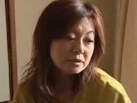 《ヘンリー塚本》亭主に先立たれた未亡人。 もう、我慢の限界。 義息のチンポを使ってのSEX三昧、近親相姦。