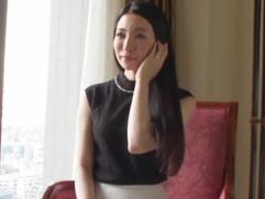 ＞3歳の娘を持つ33歳の色っぽい綺麗な奥さんが旦那に内緒でAV出演。今宵は喘ぎ悶え初対面チンポで激イキ発情ファック