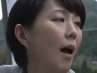 ＜円城ひとみ＞わいせつ行為で刑務所に行った亭主を持つ熟女が朝から男に誘われヤケの淫乱ファック