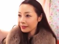 《人妻ナンパ》清楚な雰囲気の熟女妻に無理なお願い。童貞チンポに跨り素股のプレゼント。