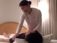 若いお客に口説かれちゃう熟女マッサージ師。 清楚な雰囲気から大豹変。乱れまくりの淫乱ファック。
