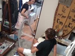 ＜おばさんレンタル＞テキパキした五十路の家政婦さんに勃起チンポを露出して見せると以外と興奮。そのまま全裸にして中出し